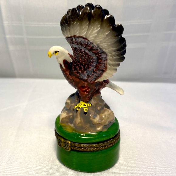 American Bald Eagle sits atop this hand painted porcelain keepsake box. - Picture 3 of 9